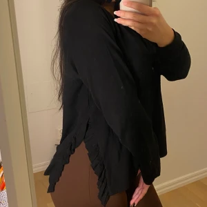 Svart tröja med slits - Jätte gullig lång svart tröja med två slits på båda sidorna. Storlek L fast går för S och M