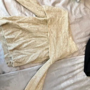 stickad tröja  - säljer denna ( aldrig används) man kan ha den över axlarna och även upp vid halsen 