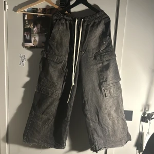 Rick owens byxor - Tvär feta rick byxor inte äkta. Avklippta där nere💯