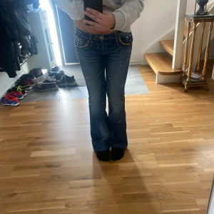 Lågmidjade Redpepper jeans - Lågmidjade jeans från Redpepper💗 Storlek S/M, och ca 38cm rakt över midjan💕Lite slitna längs upp på fickorna men inget man tänker på💗 Köpta för 800:- på Drottninggatan i Stockholm💗
