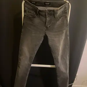 Jack and Jones Jeans i bra skick men säljer dom då dom är försmå 