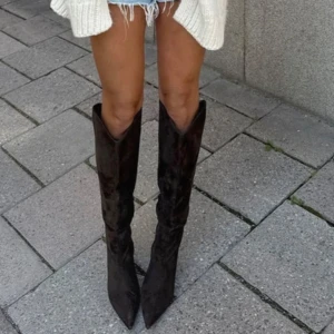 Lojsan Wallin X NA-KD  - Säljer dessa supersnygga slutsåld bruna boots från Lojsans senaste kollektion från NA-KD, perfekta till hösten. Måste tyvärr sälja vidare då de inte passade!