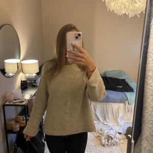 Stickad tröja hm - Beige stickad tröja från hm i alpaca/wool. Så så fin och mysig! Har krympts lite i tvätten så passar en st S❤️❤️