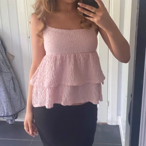 Rosa volangtopp💞 - Jättefin rosa volangtopp från Gina. Ny skick! Endast använd 3 gånger.