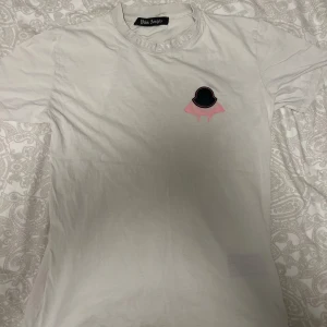 Palm Angels & Moncler - Palm Angels & Moncler T-shirt, frågor besvaras i dm!