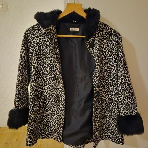 Kappa - En vit och svart kappa från H&M. Oanvänd.