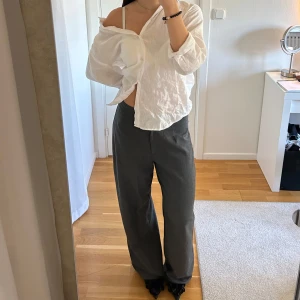 Gråa kostym byxor - Gråa kostym byxor från Bershka. Stl M. Långa i modell med tajtare midja. 