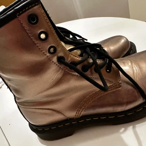 Dr Martens - Str 40 rosé guld 