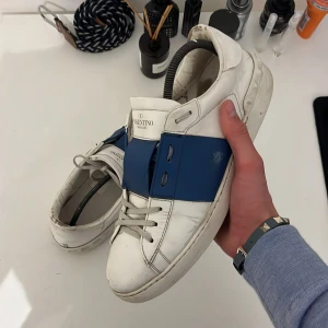 Valentino open - Säljer mina feta Valentino opens, skick 6/10, dem är strl 43,5. Dem behöver mest en kärleksfull tvätt och lite lim. Finns defekter skriv gärna för bilder!