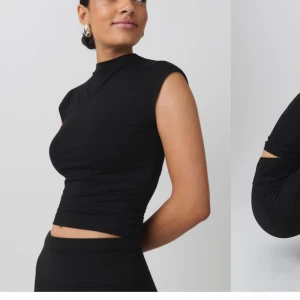 soft touch top från Gina Tricot oanvänd  - Soft touch Ärmlös topp i mjuk viskos med trattkrage. Toppen är svart och har figurnära passform. Den har normallängd och stretchig kvalitet. Oanvänd säljes då pga av fel storlek