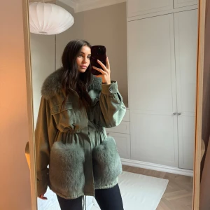 Custommade jacka - äkta päls  - Säljer min gröna Custommade jacka då den tyvärr inte kommer till användning. Använd 3 gånger, väldigt fint skick.   Storlek: S/M  Färg: grön 