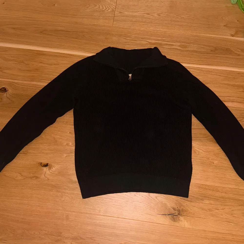 En svart half zip tröja i storlek Xs. Lite stor i storleken så den passar även för S. Vid frågor eller funderingar är det bara att höra av sig!🤝. Tröjor & Koftor.