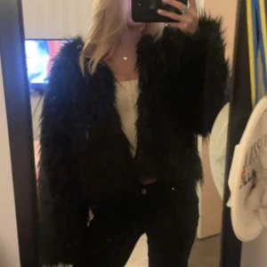 Svart pälsjacka  - Snygg svart pälsjacka från crocker. I nyskick, aldrig använd😍😍😍nypris runt 1000 kr, men pris kan disskuteras