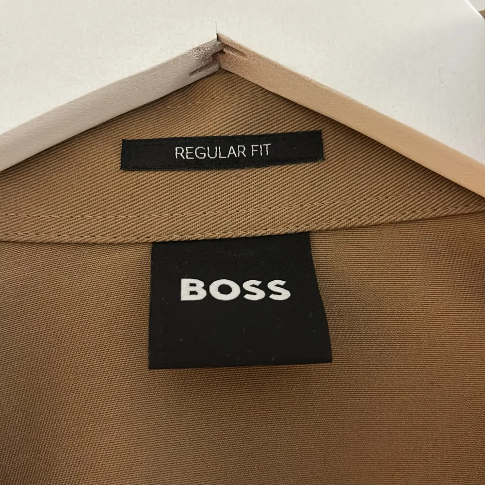 Snygg overshirt från Hugo Boss i storlek S. Väldigt bra skick. Passar om du är ca 170cm. Nypris ligger runt 1500kr. Skriv vid funderingar!🎉🍾🥂. Jackor.