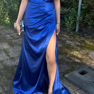 Balklänning  - Använd en gång för min bal sen aldrig använd igen. Köpt ifrån Hebeos med frakt och tull för 1700 men säljer den för 1100kr