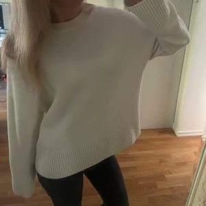 &other stories stickad tröja - Vit stickad tröja från &other, jätte söt och snygg, bra skick, ursprungspris 550kr.