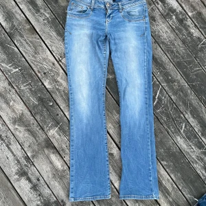 Ltb jeans valerie - ljusblåa Ltb jeans i valerie, storlek 29 längd:34 Världens minsta hål vid bakfickan Lite fläck på låret men har inte ens försökt att tvätta bort ( har bild) 