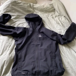 Hägglöfs vindjacka ny - Säljer är nästan helt ny hägglöfs jacka som är väldigt populära och en super nice vindjacka perfekt för vädret just nu eller i skidbacken i vinter, skriv bara om du har funderingar.Pris kan diskuteras vid snabb affär
