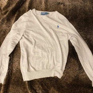 Polo Ralph lauren tröja - Säljer denna snygga, stilrena och Ralph lauren tröja då den är lite för stor för mig, inga deffekter vad jag märkt eller hittat.