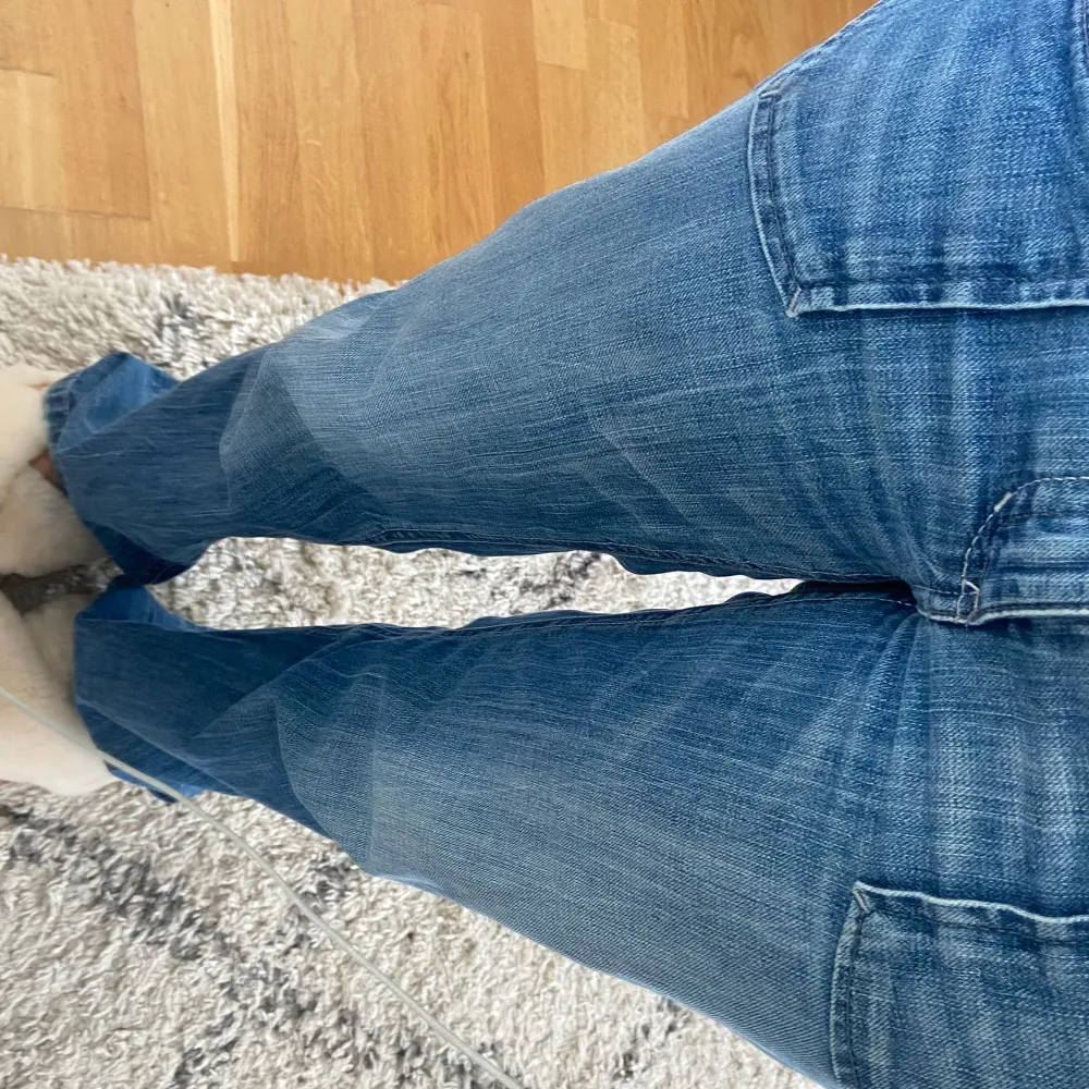 Säljer mina superfina lågmidjade jeans som jag köpte i Köpenhamn på second hand, märket är five seconds och dem är äkta vintage. . Jeans & Byxor.