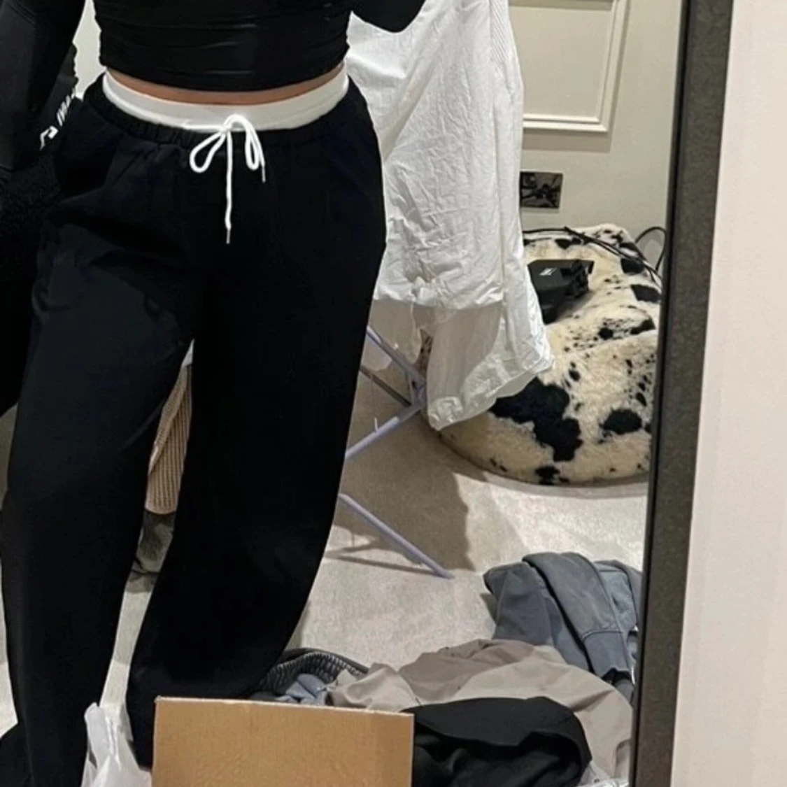 Svarta byxor med vita detaljer - 91