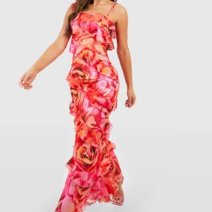 Klänning - Superfin fest/sommar klänning, helt ny med prislapp kvar. Nypris 700