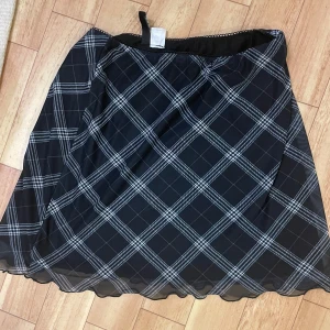 Kjol  - Jättesöt kjol från Hm! Knappt använd så i bra skick.  Köparen står för frakten!