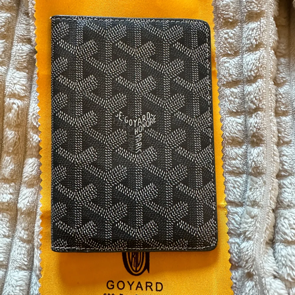 Goyard plånbok/korthållare  Jätte fint skick  Använd ett tag förra vintern med god handomtagning  Box, etc kommer inte med . Övrigt.