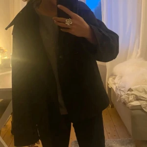 Svart kappa - Fin kort kappa i bra skick. Köptes för 899kr. Perfekt till hösten 🩷 storlek xs men är lite oversized. (Första bilden är lånad)  