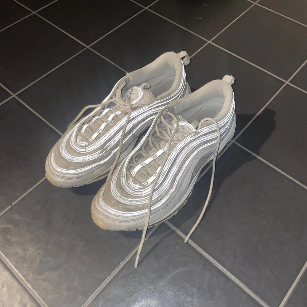 Ruttna Air max 97 storlek 45 Vill bara bli av med dessa. Skor.