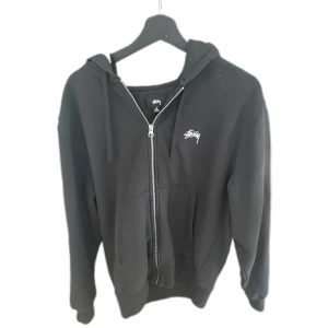 Stussy zip hoodie  - Säljer en Stuzzy zip hoodie som är oanvänd med lapparna kvar, skriv om du är intresserad och har frågor om att köpa den!