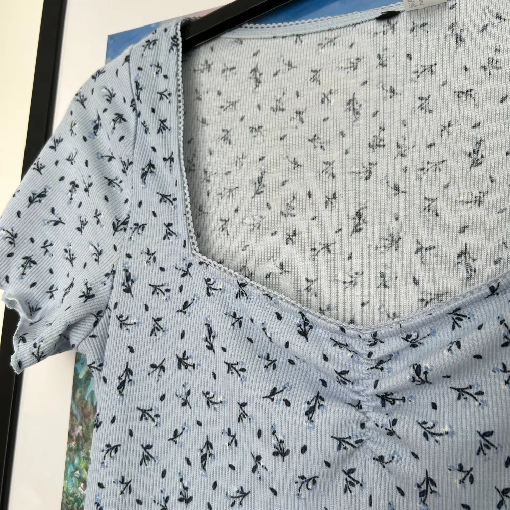 Söt figurnära klänning från H&M i storlek M🦋 Knappt använd. Kan mötas upp i Halmstad, alternativt i Göteborg men är inte där lika ofta. Fraktar självklart också!🫶🏻. Mekot.