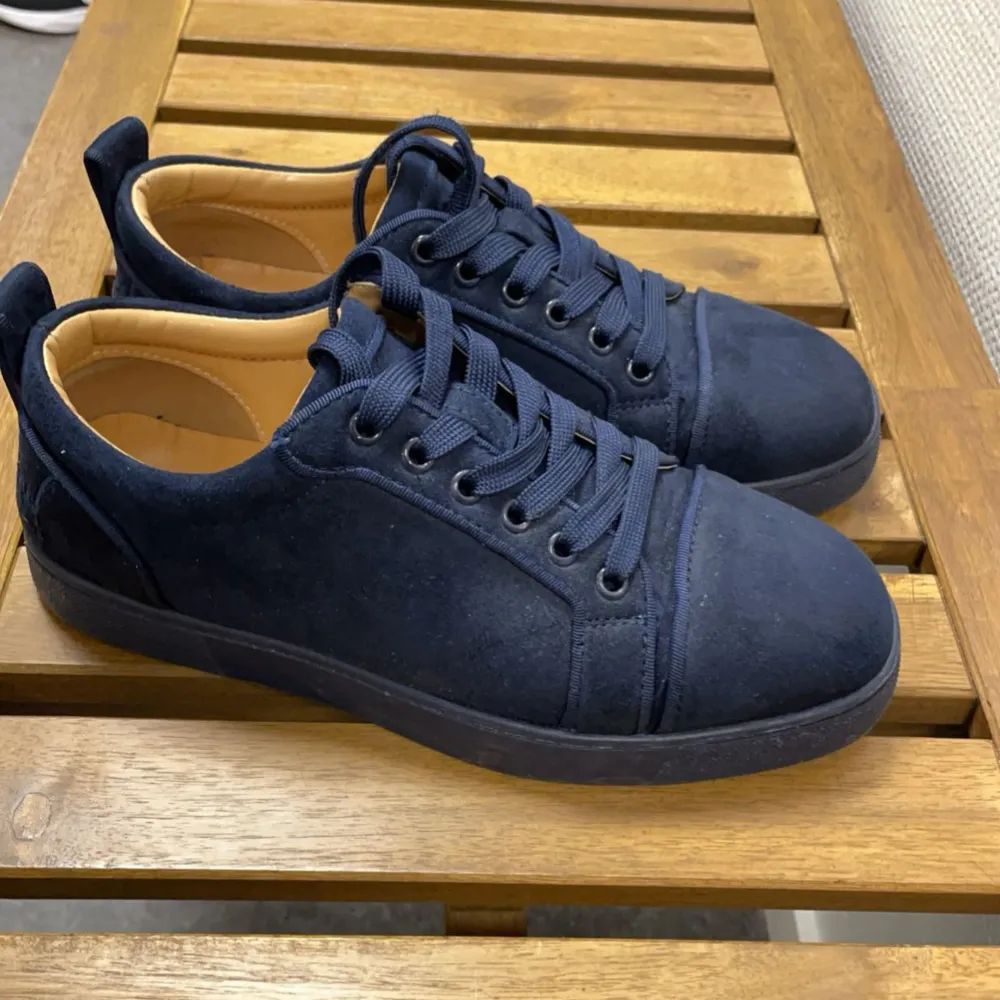 Louboutin skor navy blue i storlek 39 i gott skick, kom med ett prisförslag var inte blyg😊. Skor.