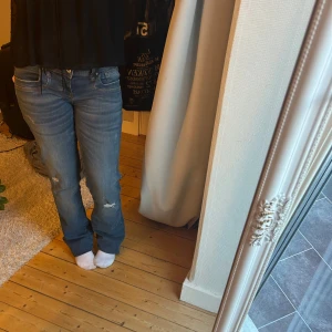 Blåa LTB jeans - Jätte snygga LTB jeans i SAFE-BLUE, valerie. Har en defekt på sista bilden men ingenting man ser när man har på sig. Dom är längd 32 och jag är ungefär 160 lång. 