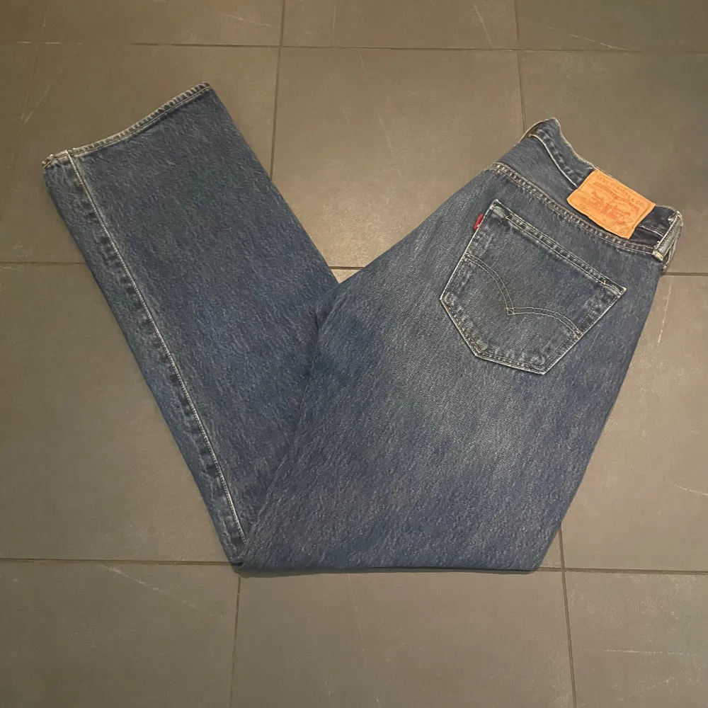 Säljer dessa Levi’s 501 i mycket bra skick för billigt pris. Storlek 33/30.. Jeans & Byxor.