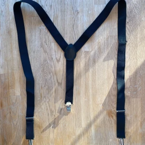 Svarta hängslen - Bra skick, använda endast ett fåtal gånger.