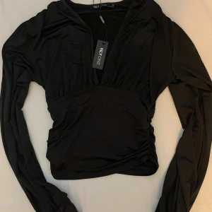 Plunge Neckline Top  - Jättefin top från Nelly med prislapp. Nypris 299 kr, säljer för 199. 
