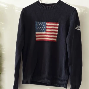 Svart stickad tröja från Gant - Säljer en stickad tröja från Gant. Tröjan har långa ärmar och ribbade kanter vid hals, ärmslut och nederkant. Storleken är S (170/88A).