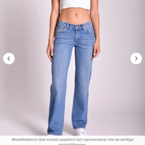 Abrand 99 low straight - Jättefina jeans inte alls mycket använda💞 storlek 28. De är bra i längd för mig som är 167💞 