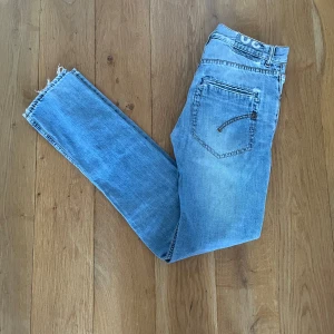 Dondup jeans  - Säljer ett par feta Dondup jeans🔥 i storlek w30 de är 106 cm långa. Skicket är 7/10 de kostar ca 3000 nya. Hör av er om ni har minsta frågan😁