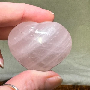 Stort hjärta i rosenkvarts  - Vackert större hjärta i rosenkvarts 💞 Väldigt vacker rosa ton och en hel del regnbågar, glitter. Nypris ca 220:-