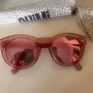 Chimi glasögon rosa guava - Använt ett par gånger de är nästan som nya men det finns ett par prickar vid vänstra linser som knappt märks! Och påverkar inte när man har på de 