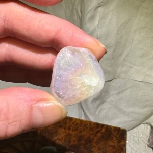 Angel aura rosenkvarts  - Vackert skimrande kristall med aura. Dyr i inköp (runt 100:-)  Alla mina kristaller är köpta av väletablerade svenska säljare (inget kina skit!)