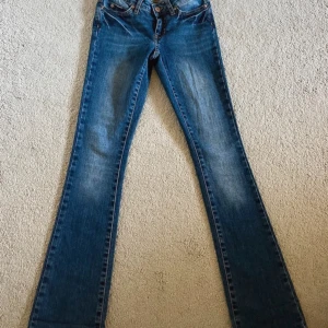 Lågmidjade jeans  - Säljer dessa ur snygga lågmidjade jeansen då de tyvärr är försmå därav inga bilder med dom på☺️🥰🥰😍 men de är så snygga!! Innerbenslängden och midjemått finns på bilderna☺️ Pris går självklart att diskutera 