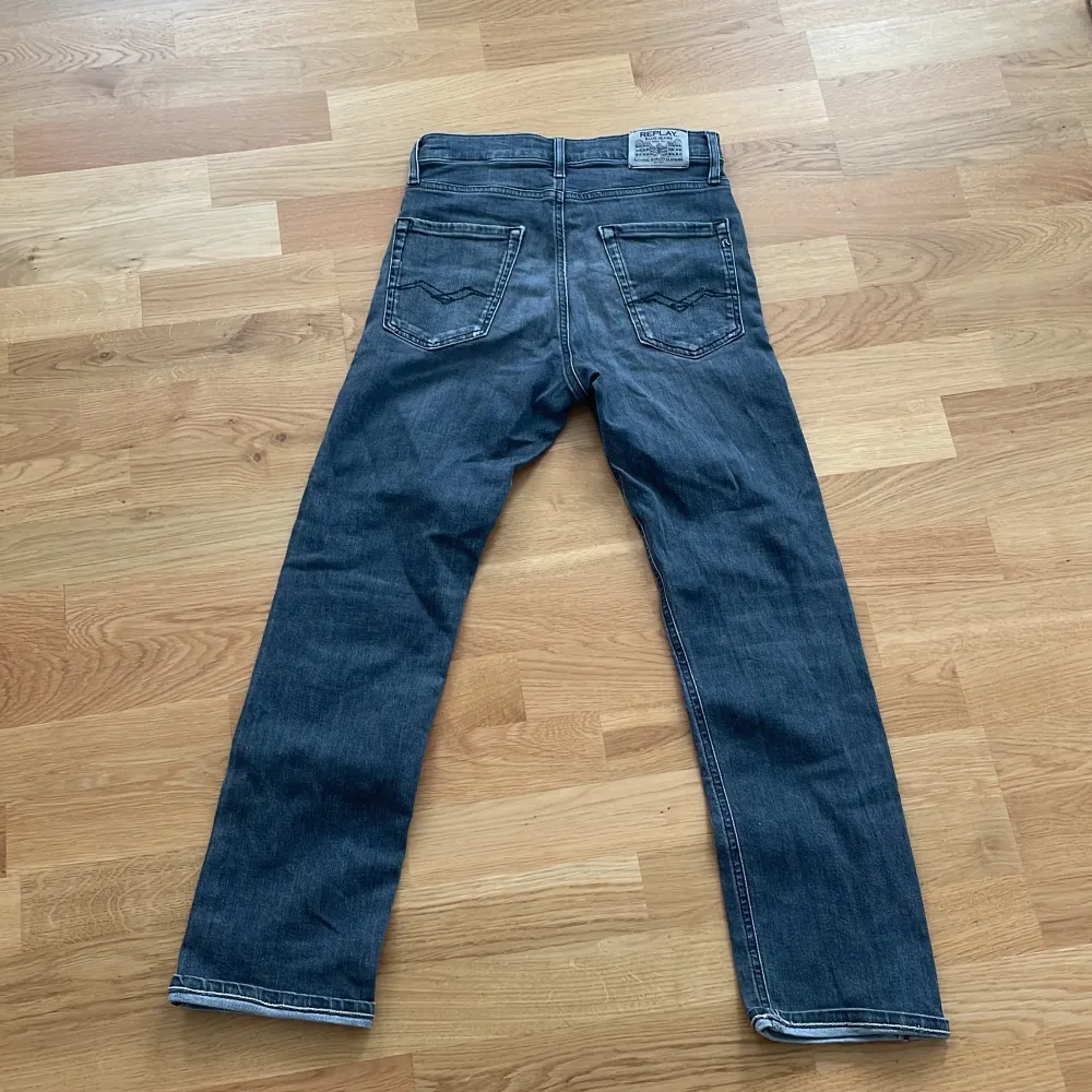 tjena! Nu säljer dessa feta Replay jeans i storlek 150-152 cm, passar även större. Skick 9/10 inga defekter | Modell: Thad Färg: Svart ny pris 900 kr mitt pris 449. Jeans & Byxor.