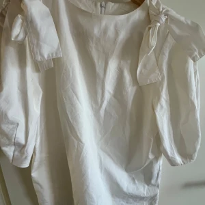 gullig blus - Säljer denna jätte gulliga blusen från hm!🥰 kan även gå med lite i pris