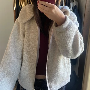 Teddyjacka - Teddyjacka från Åhléns i strl S, nypris är 600, priset kan diskuteras 