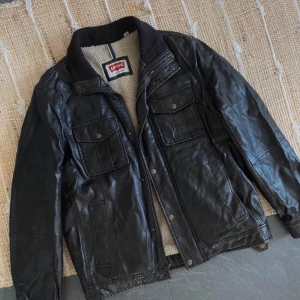 Levi’s skin jacka  - Levis skin jacka som är fodrad vilket gör den perfekt till vinter/ höst. Storlek M. Defekt vid nacken därav priset 