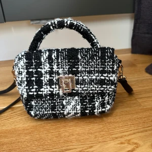 Väska  - Väska från H&M, aldrig använd. 