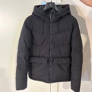 Vinterjacka Jack & Jones  - Pufferjacket i mycket bra skick. Inga defekter på jackan, köptes i februari detta året. Snygg jacka som passar alla 🤩🤩. Hör gärna av dig vid frågor!! 